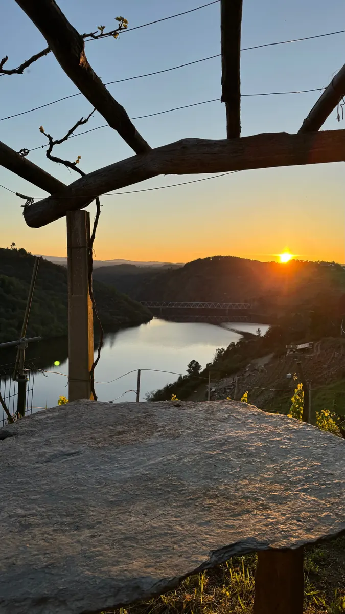 Mesa de pizarra al atardecer
