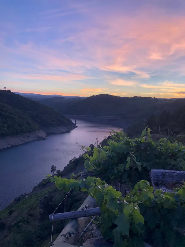 Atardecer azulado sobre el río Miño